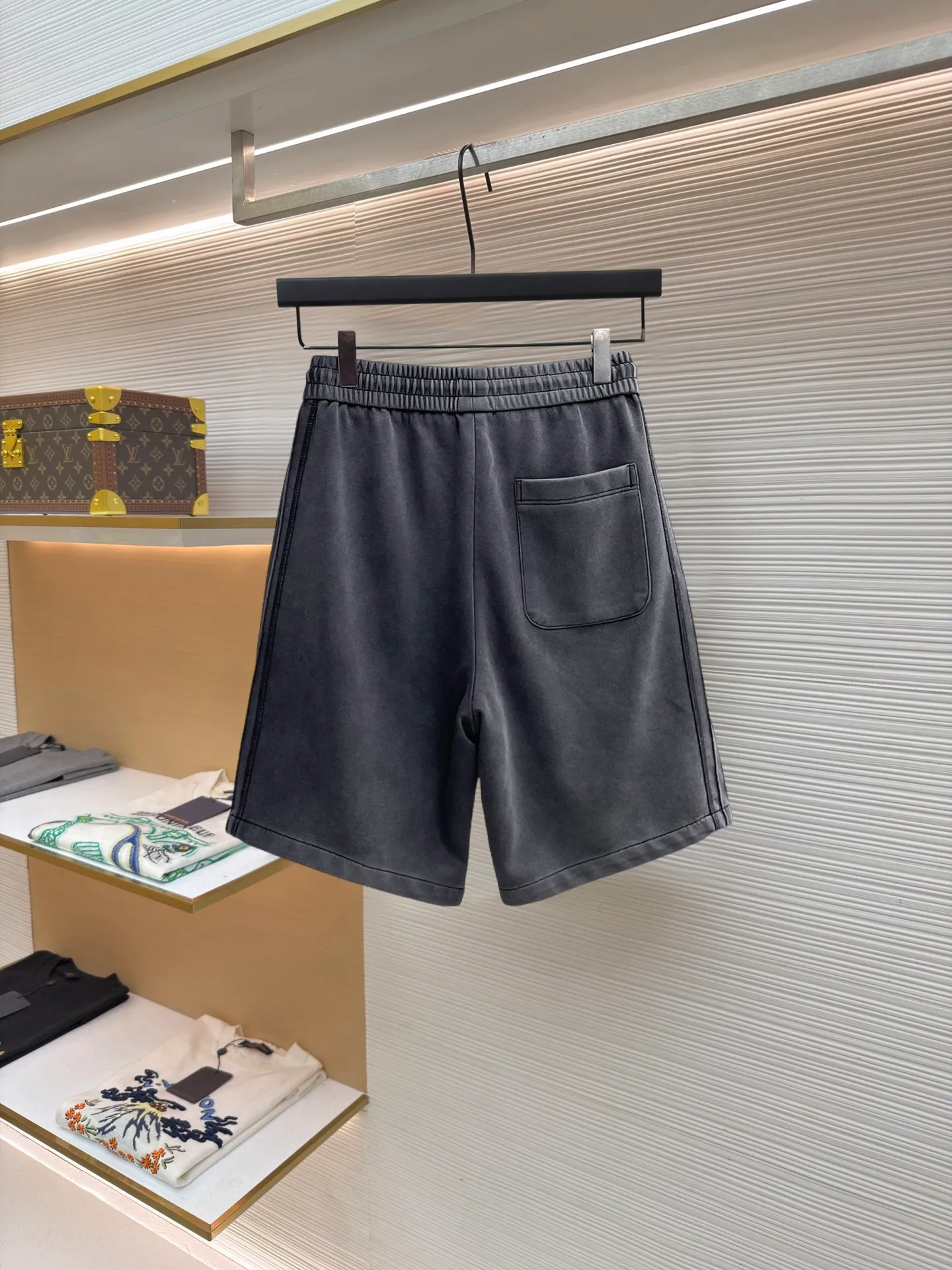 Balenciaga's three-standard complete 2026 summer New Arrival men's casual shorts, advanced custom-made Breathable fabric, Breathable fabric, extremely stretchy and comfortable, impeccable details, top-grade accessories, original logo design concept, delicate and soft feel! The upper body fit is awesome! Size: M-XXXL Please state your height and weight when ordering